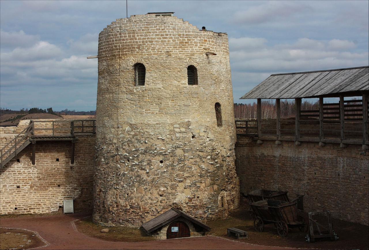 Башня Извольской крепости