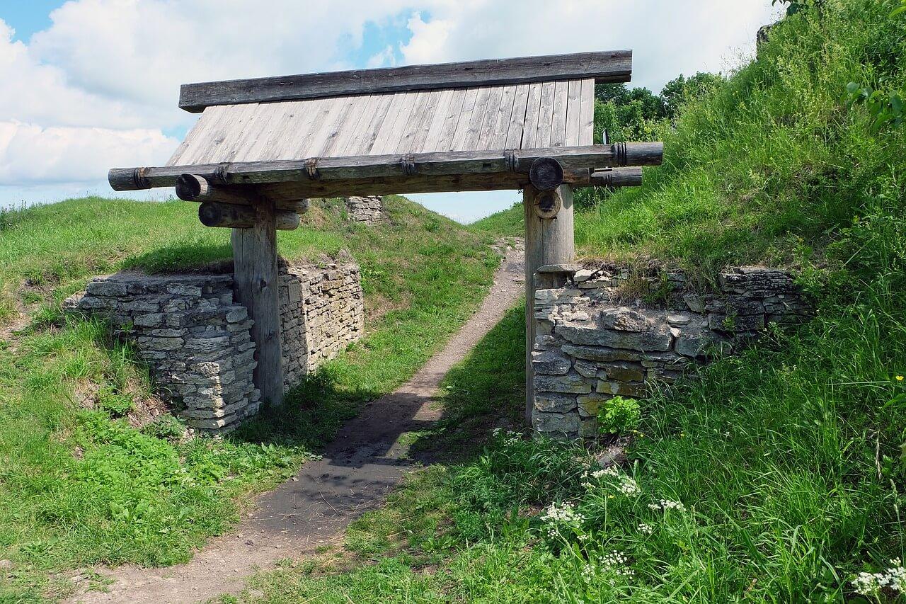 Старинные ворота Труворова городища