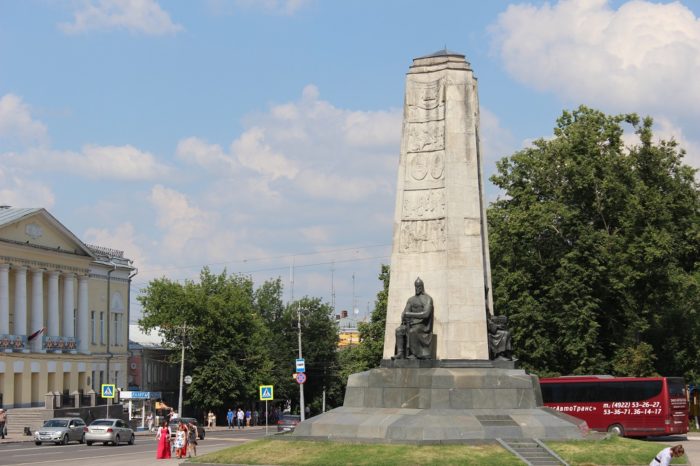 Памятник по случаю 850-летия города Владимира