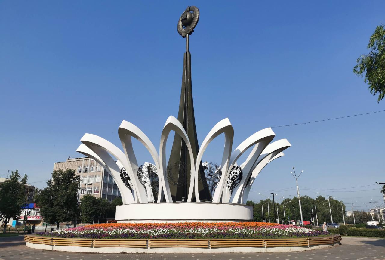 Памятник в честь 50-летия СССР
