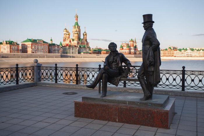 Памятник А. С. Пушкину и Евгению Онигину