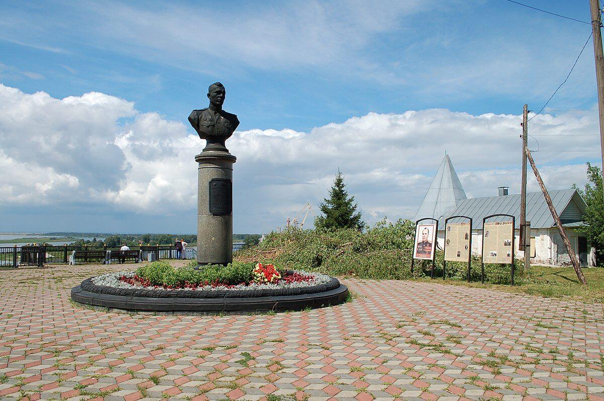 Памятник А. В. Воложейхину