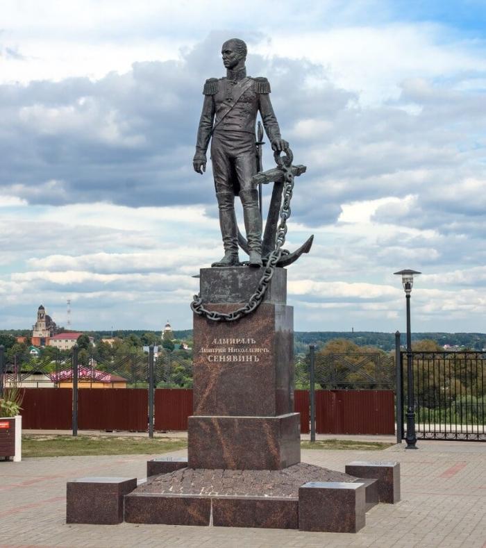 Памятник адмиралу Д. Н. Сенявину