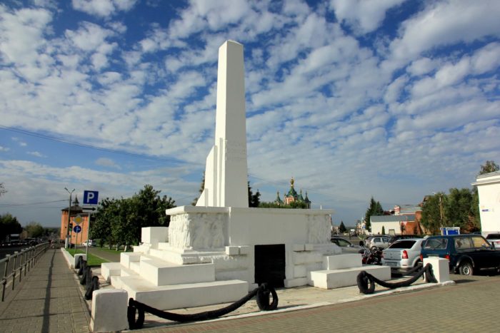 Памятник борцам двух революций