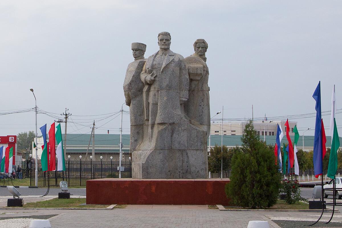 Памятник борцам революции Н. Гикало, А. Шелипову, Г. Акульеву