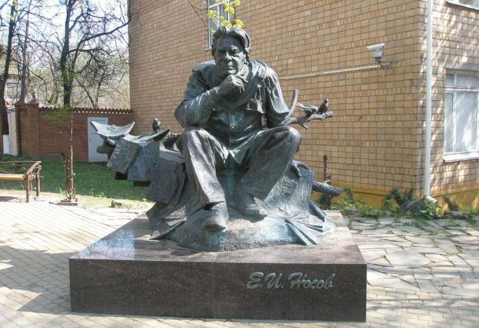 Памятник Е. И. Носову.