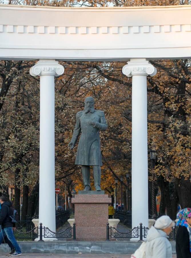 Памятник губернатору Никифораки