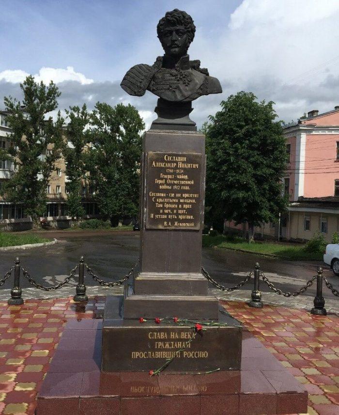 Памятник генералу А. Н. Сеславину.