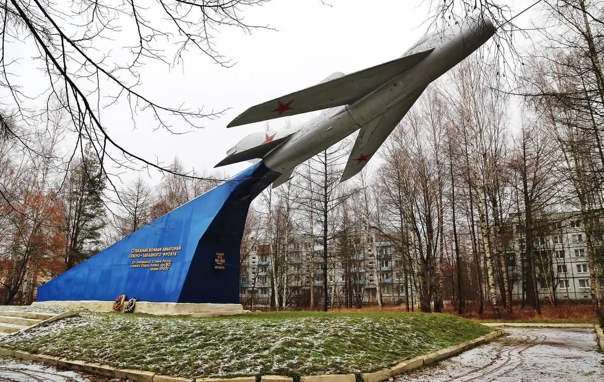 Памятник герою-авиатору
