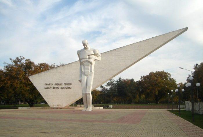 Памятник героям-комсомольцам.