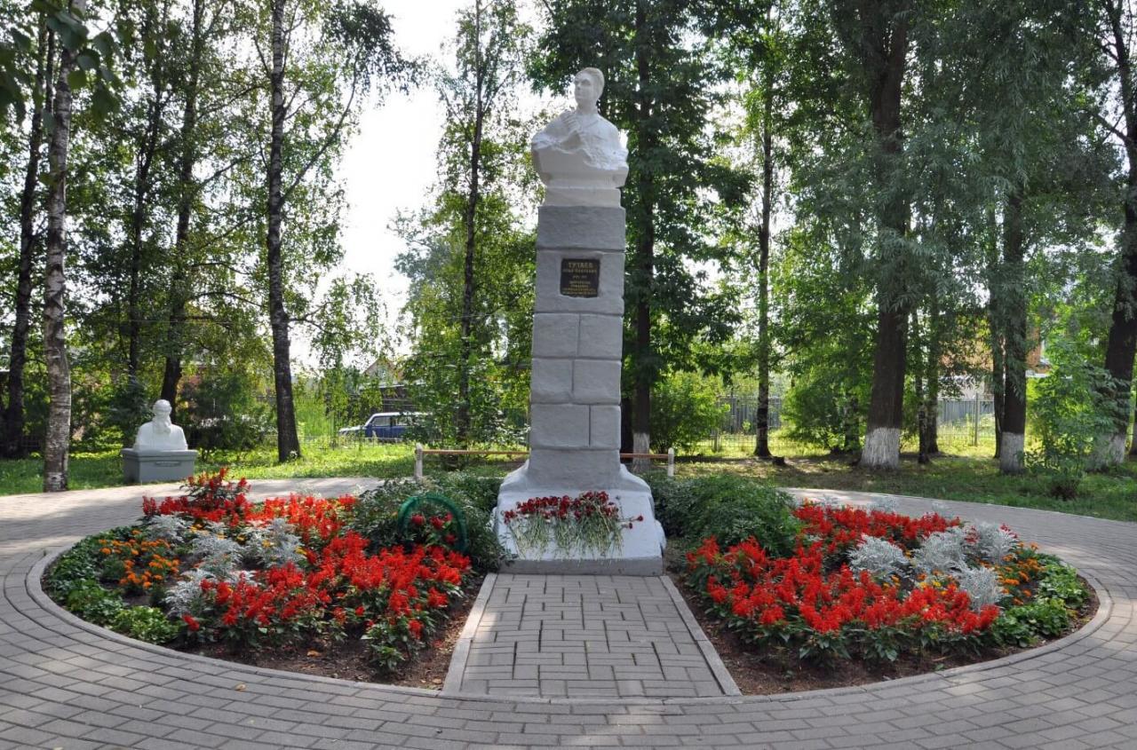 Памятник И. П. Тутаеву