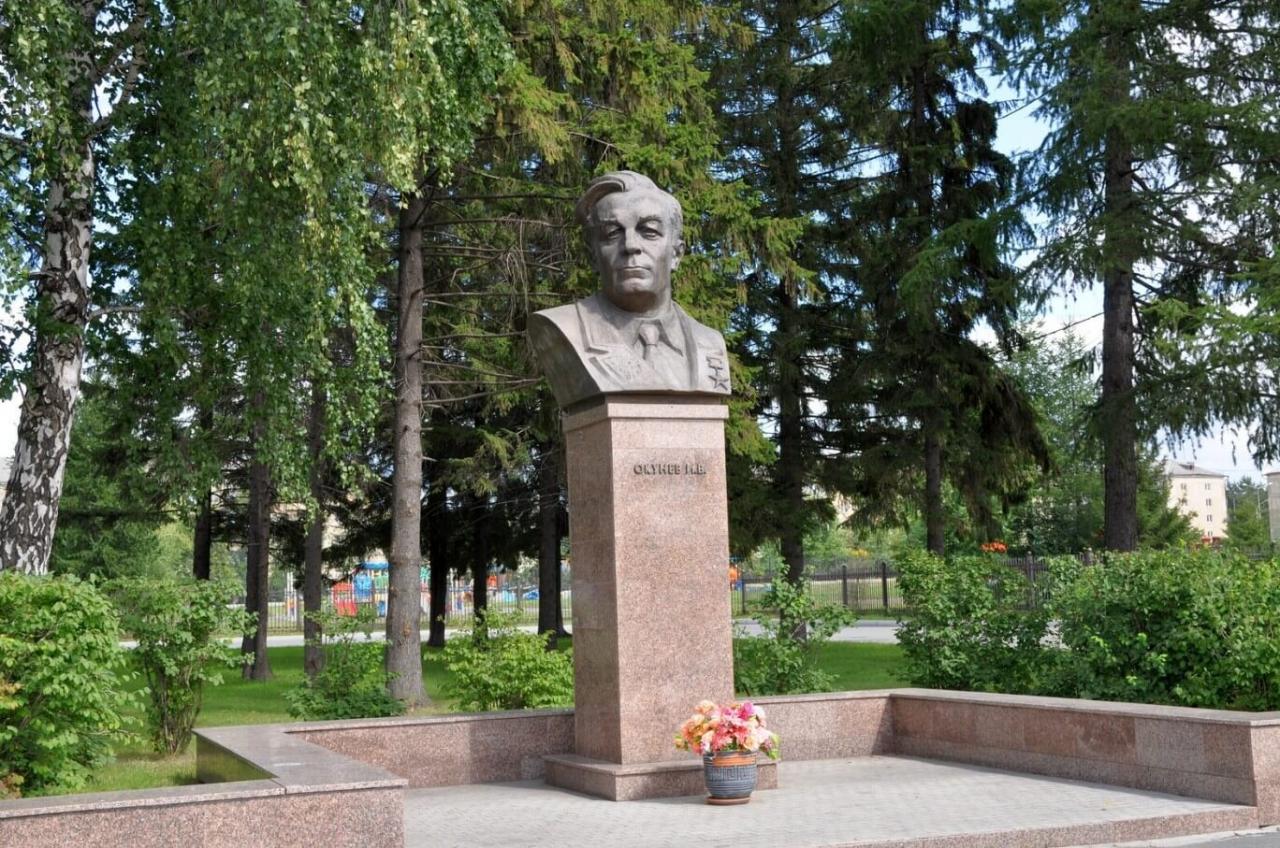 Памятник И. В. Окуневу