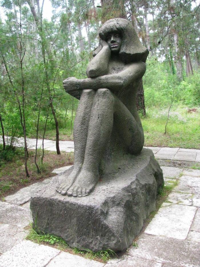 Памятник 'Каменная девушка'