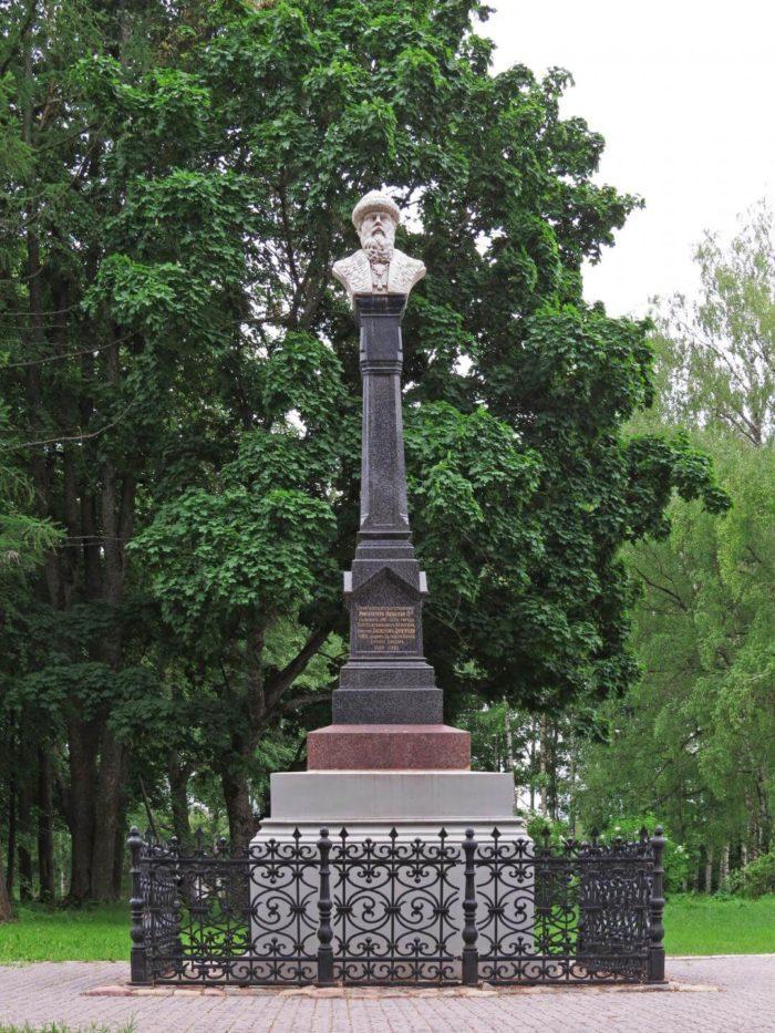 Памятник князю Василию i