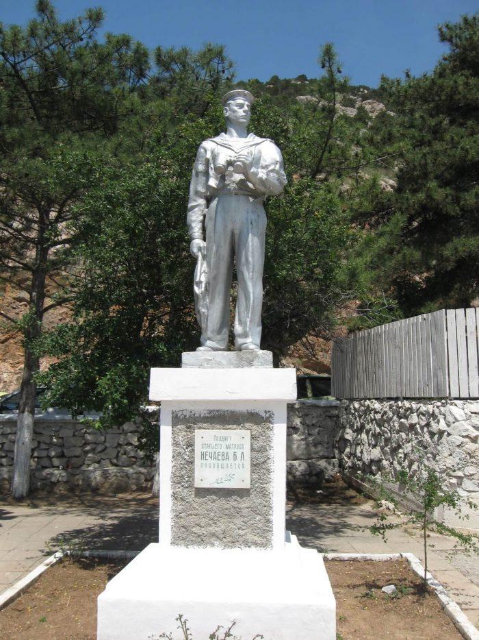 Памятник моряку Нечаеву