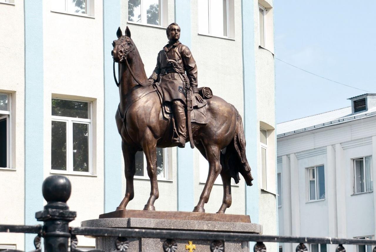 Памятник Надежде Дуровой