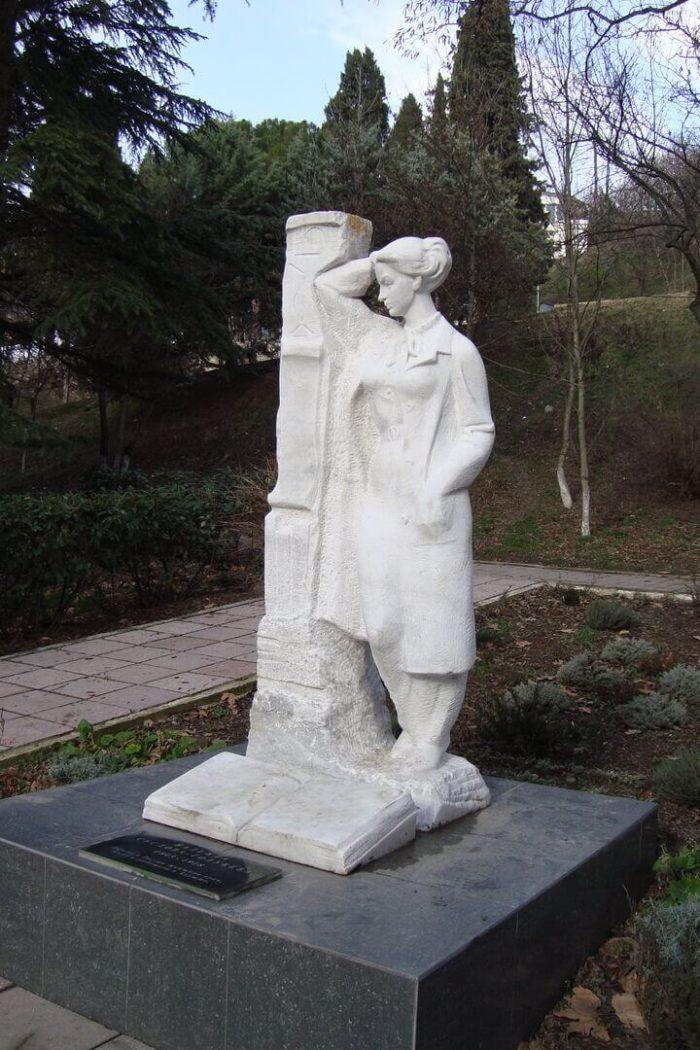 Памятник Надежде Сусловой-Голубевой