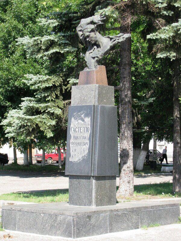 Памятник Николаю Гастелло.