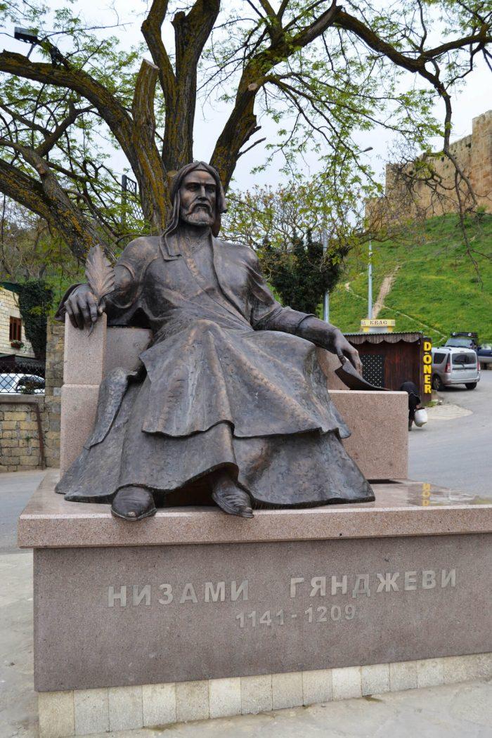 Памятник Низами Ганцеви