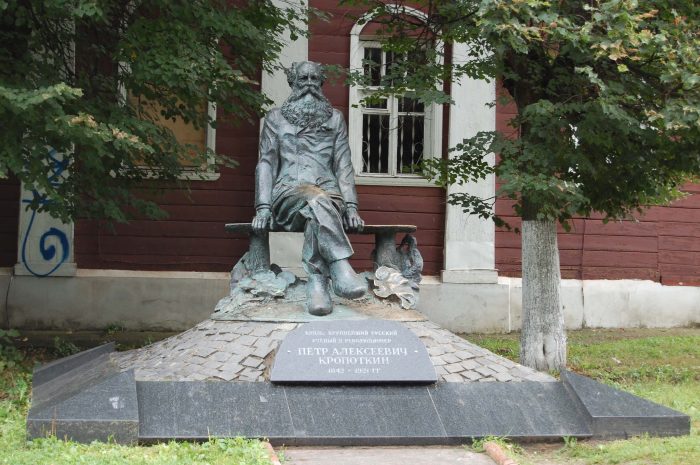 Памятник П. А. Кропоткину