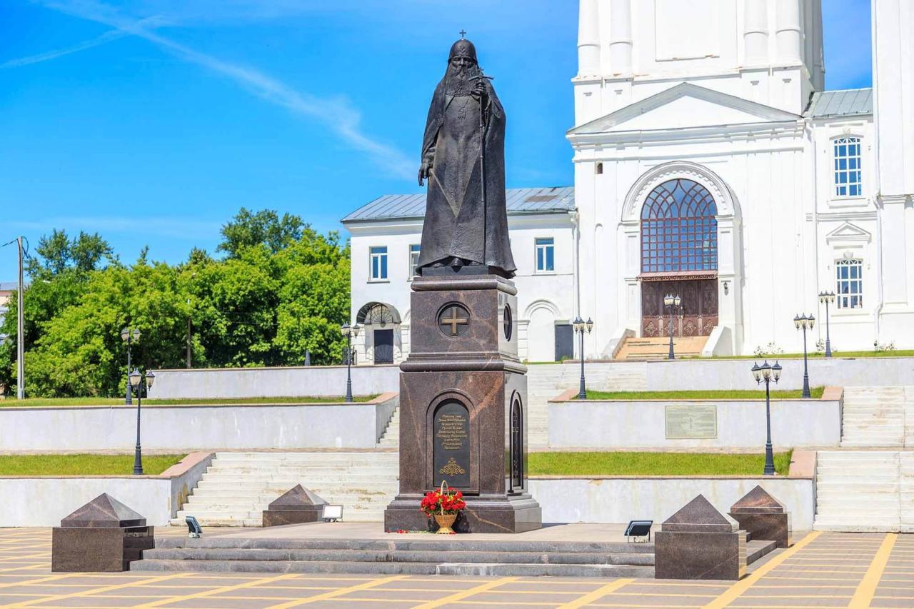Памятник патриарху Сергию