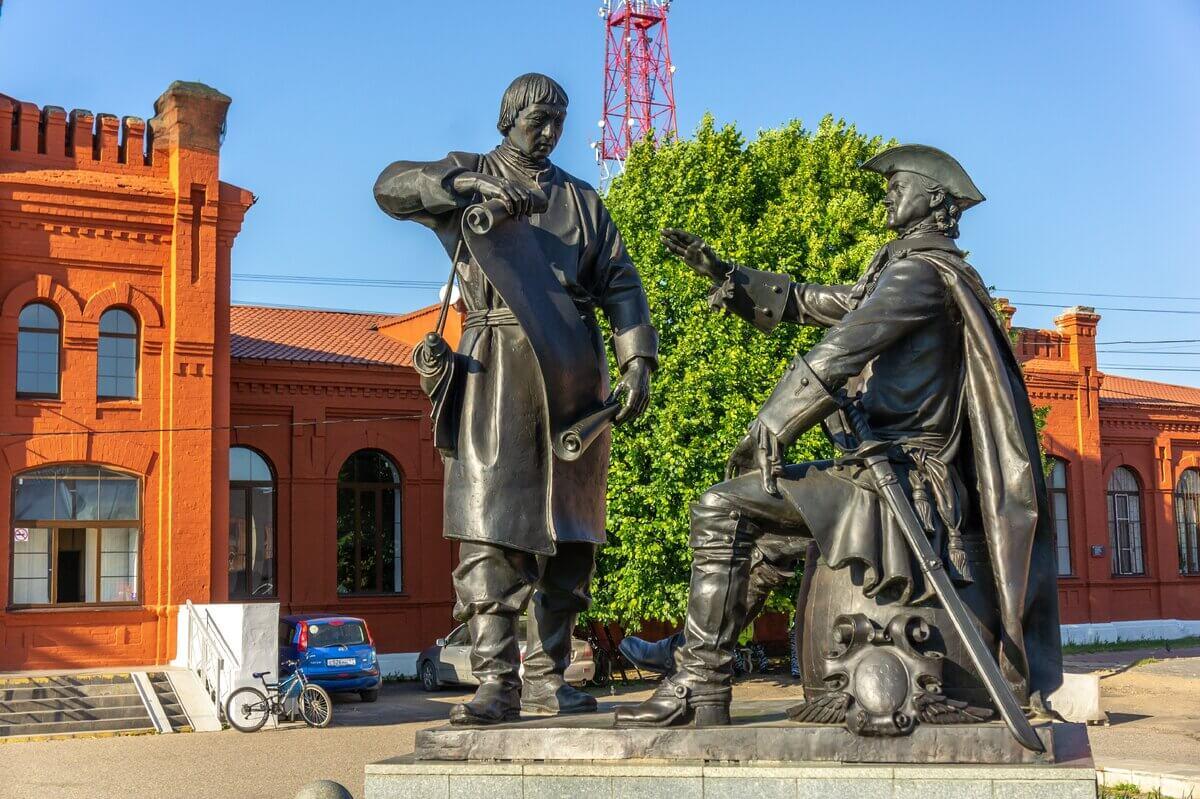 Памятник Петру Л и Михаилу Сердюковым
