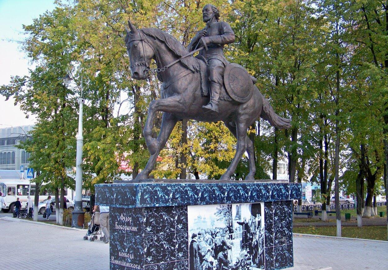 Памятник полководцу Федору Боболихину