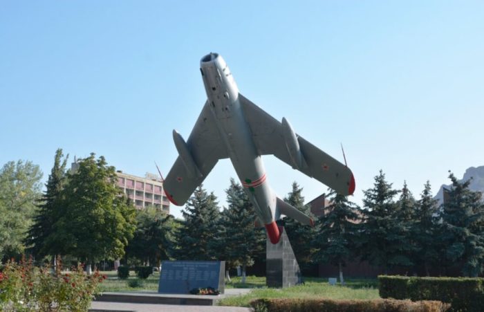 Памятник Самлету МИГ-17