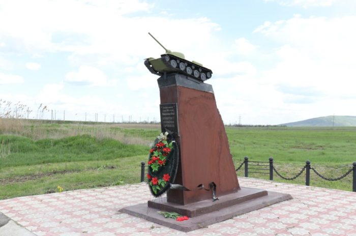 Памятник советским танкистам на реке Джемка