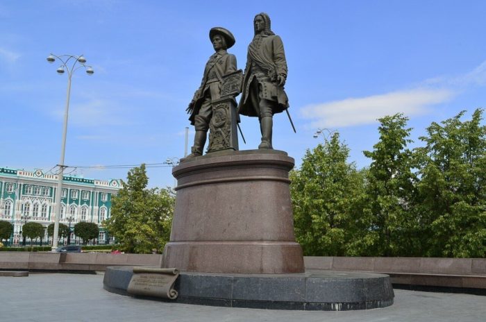 Памятник Татышеву и Дженину