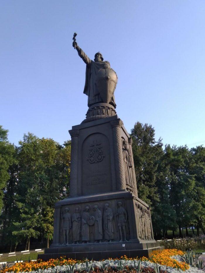 Памятник великому Владимиру