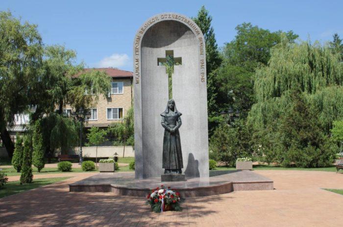 Памятник военным героям Второй мировой войны - врачи