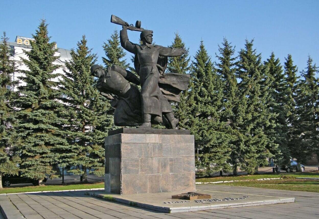 Памятник погибшим воинам-александровцам во время Второй мировой войны