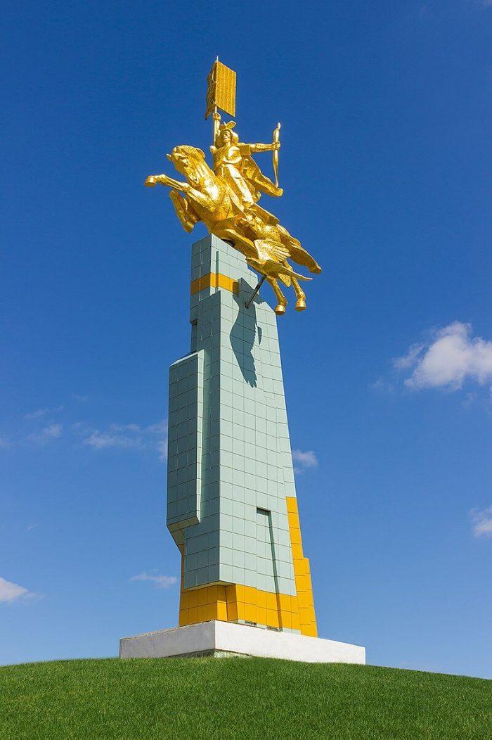 Памятник 'Золотой всадник'
