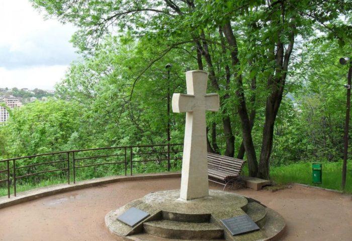 Мемориальный крест на холме Крестов