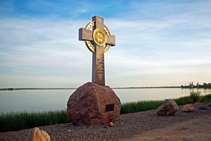 Крест реки Хоу на берегу озера Неро