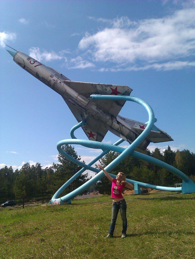 Памятник самолету 'МИГ-21'
